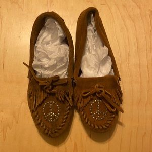 MINNETONKA WOMENS PEACE SIGN MOCCASIN SHOES LIGHT BROWN SUEDE WHIP STITCH FRINGE